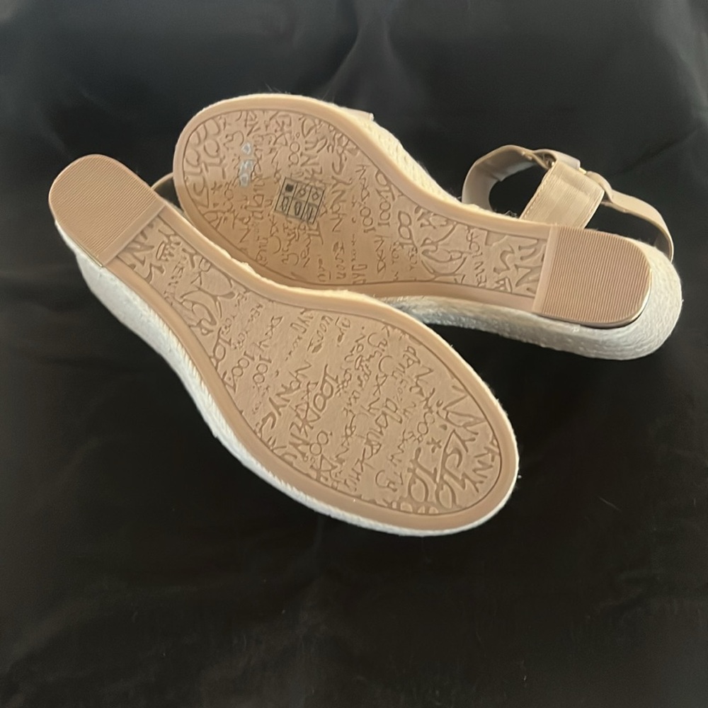 NWT DKNY WEDGES …… - Picture 5 of 10